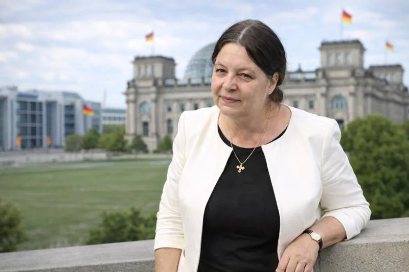 Birgit Malsack-Winkemann vor dem Reichstag in Berlin.