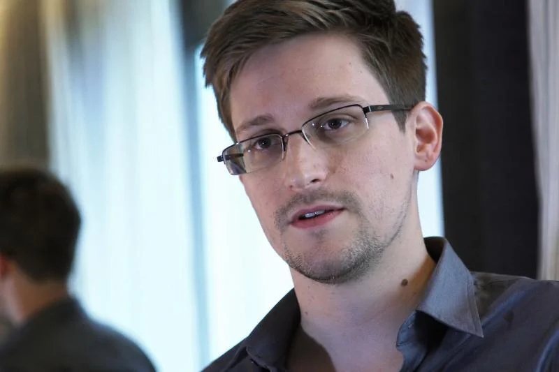 Edward Snowden bei einem öffentlichen Auftritt – Porträt des Whistleblowers und ehemaligen NSA-Mitarbeiters