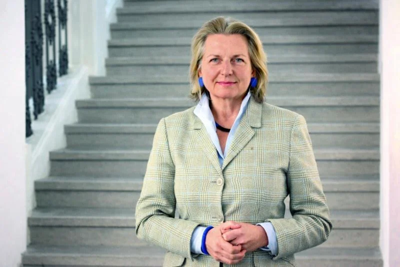 Karin Kneissl (2018) elegant gekleidet vor einer Treppe