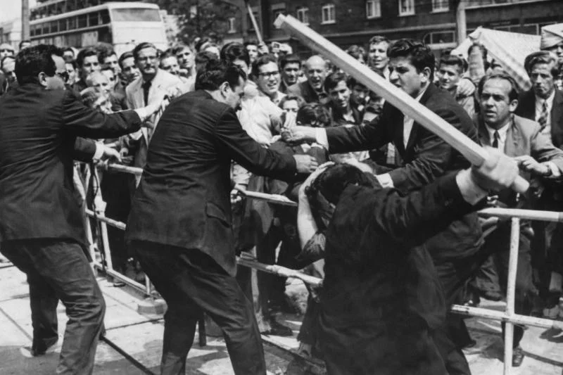 Jubelperser und deutsche Staatsgewalt: Politische Verfolgung durch den Iran in Deutschland (1967) - Ein Wendepunkt der Bonner Republik 1 Jubelperser greifen 1967 beim Schah-Besuch in West-Berlin Demonstranten mit Holzlatten an