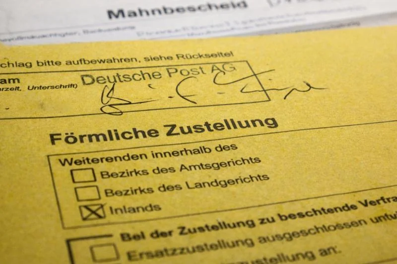 Leitfaden: Rechtssicherer Widerstand gegen den Rundfunkbeitrag 2026 1 Nahaufnahme eines gelben Mahn- und Zustellungsformulars mit dem Text "Förmliche Zustellung" und angekreuztem Kästchen „Inlands“