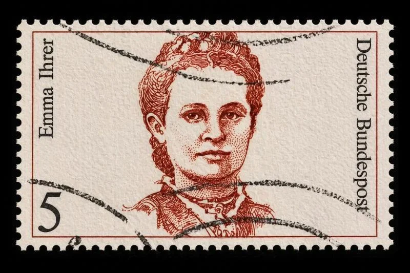 Emma Ihrer: Die unerschrockene Organisatorin der proletarischen Frauenbewegung 1 Porträt-Briefmarke von Emma Ihrer im Vintage-Stil mit roter Gravur und Poststempel auf beigem Hintergrund