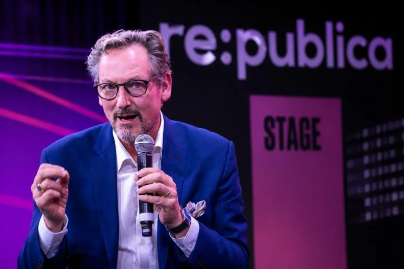 ÖRR-Moderator Hirschhausen vergleicht AfD-Kritik an Inklusionspolitik mit den Euthanasie-Verbrechen der Nazis 1 Hirschhausen auf der re:publica-Bühne mit Mikrofon vor beleuchtetem Konferenzhintergrund