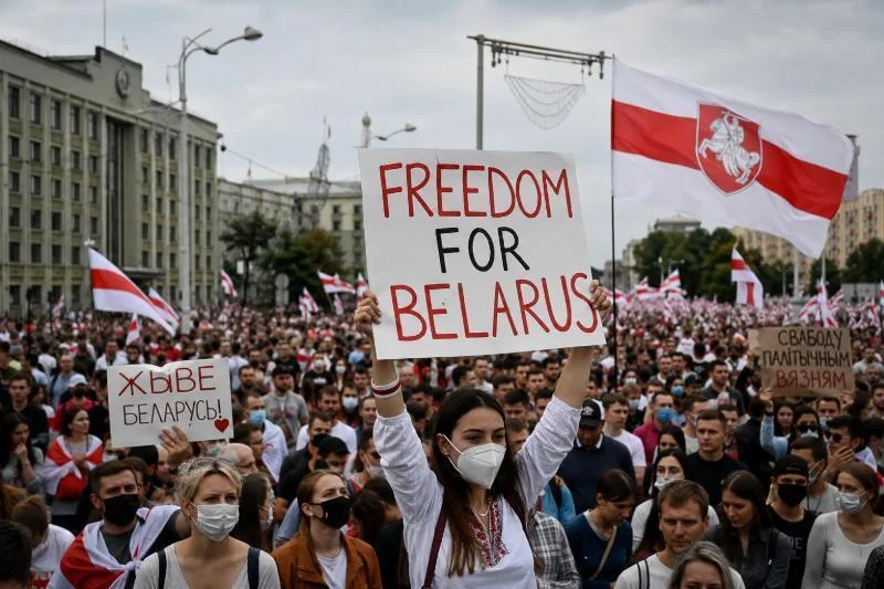 Беларусь — авторитарное правление и репрессии против оппозиции 1 Мирная демонстрация в Беларуси как символ демократического движения и политических преследований.