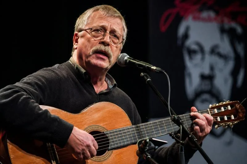 Wolf Biermann – Liedermacher, Dissident und Opfer politischer Verfolgung in der DDR 1 Wolf Biermann während eines Konzerts als Liedermacher und Regimekritiker der DDR.