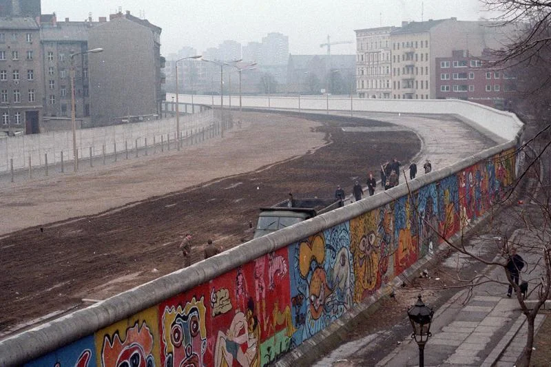 Der tödliche Schutzwall: Die getöteten Opfer an der Berliner Mauer und der innerdeutschen Grenze 1 Graffiti auf West-Berliner Seite, auf Ost-Berliner Seite die planierten Anlagen des Luisenstädtischen Kanals, 1986